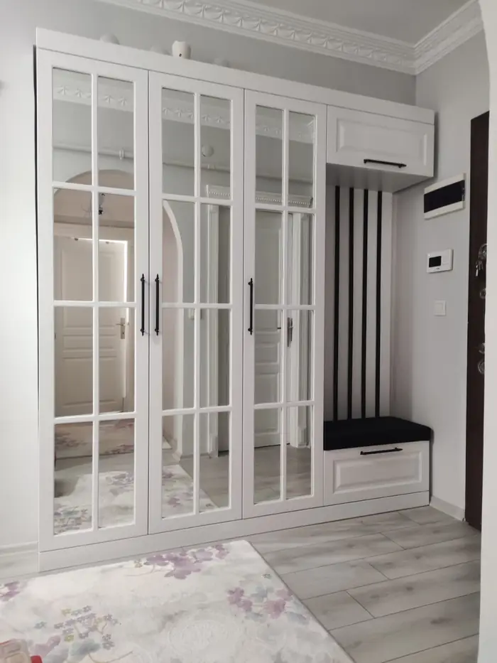 Cam kapaklı beyaz vestiyer ve oturak
